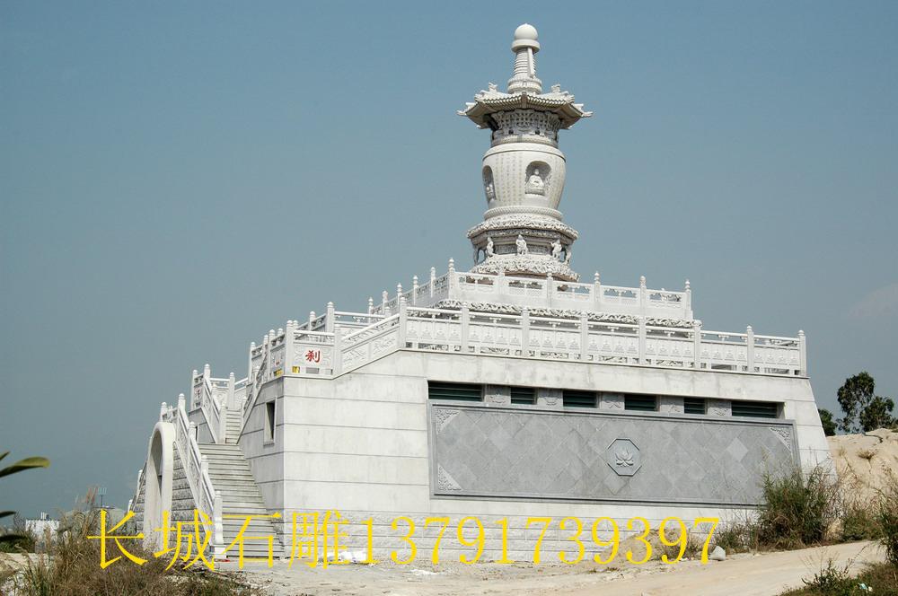 石塔造型挺秀，　石雕佛塔各部構(gòu)件比例權(quán)衡適度，　雕工精比?！∈俏覈荛苁绞幸环N很別致的樣式，須彌座上部為三層仰蓮瓣上托塔身。這座石雕佛塔具有很高的藝術(shù)價(jià)值。