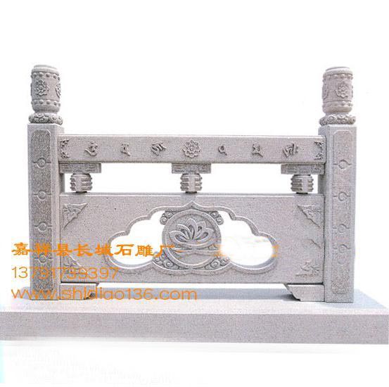  大雄寶殿的唐代石雕欄桿可謂是我國石欄桿的代表，石欄桿圍繞大雄寶殿四周，欄板用“壓地隱起”淺浮雕的方法雕刻，制式很高。