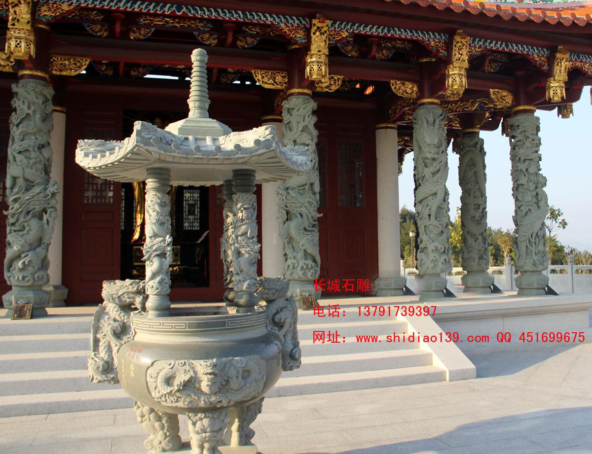 寺院大殿龍柱石雕，盤龍柱