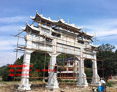 現(xiàn)代石雕牌樓為城市添加色彩